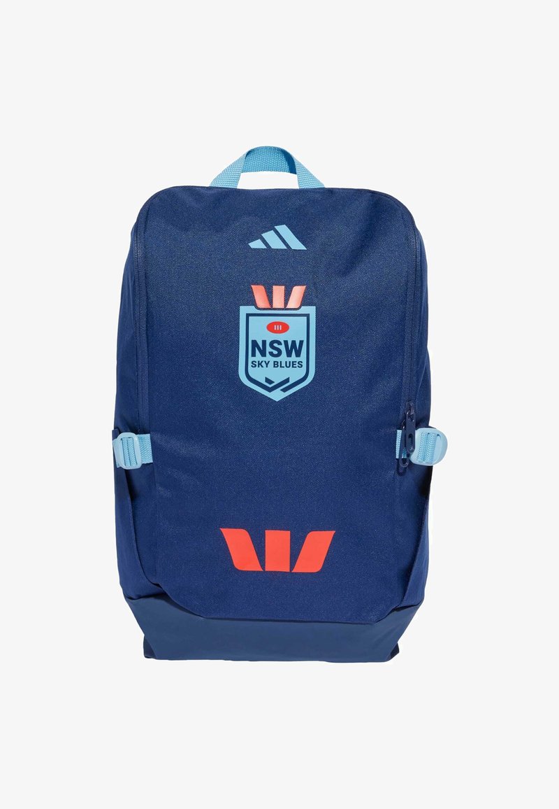 Tummansininen reppu, jossa on NSW Sky Blues -logo, punainen Westpac-logo, vaaleansininen Adidas-logo ja sivuilla solkikiinnitykset.