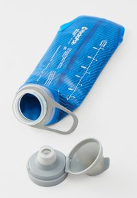 Blauwe opvouwbare waterfles met een gestructureerd golfpatroon, grijze dop met spout, een aangehechte handgreep en maatverdelingen aan de zijkant.