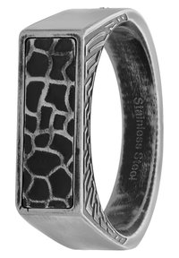 Roestvrijstalen ring met een rechthoekige vorm. Heeft een getextureerd zwart detail dat lijkt op een patroon en gegraveerde lijnen aan de zijkanten.