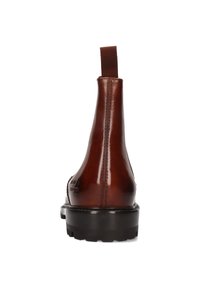 Bottine en cuir marron avec panneau élastique sur les côtés, languette de tirage et semelle en caoutchouc noir avec un motif de bande de roulement texturé. Fini lisse.