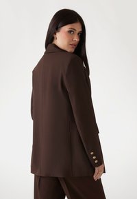 Guess TAILLIERTER ZWEIREIHIGER  - Cappotto corto - dunkelbraun