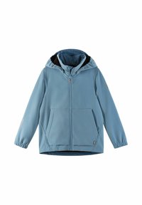 Jasnoniebieska kurtka softshell z kapturem, z przodu na zamek, z dwiema dużymi kieszeniami, elastycznymi mankietami i kontrastową czarną podszewką. Gładka tekstura.