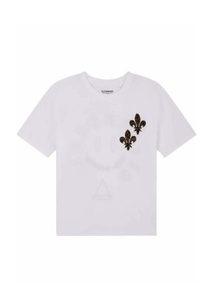Camiseta blanca de manga corta con dos símbolos de flor de lis estampados con leopardo marrón en el pecho izquierdo y cuello redondo.