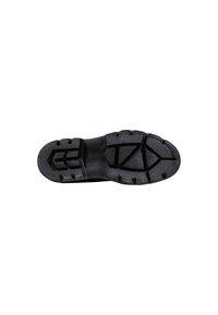 Suola di scarpa in gomma nera con grip testurizzato, caratterizzata da scanalature profonde e schemi definiti per trazione e durata.
