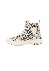 Botas de tobillo de estampado de leopardo hechas de lona con suela de goma, que cuentan con un collarín acolchado, detalles en naranja y un parche de logo circular.