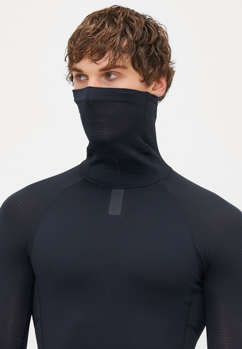 Zwart langemouwen top met een hoge hals en geïntegreerde gezichtsmasker, met een gestructureerde stof en een klein logo op de borst.