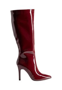 Bottines à talons aiguilles bordeaux, arrivant jusqu'aux genoux, avec un bout pointu et une texture lisse. Elles présentent un design ajusté et des lignes élégantes et épurées.