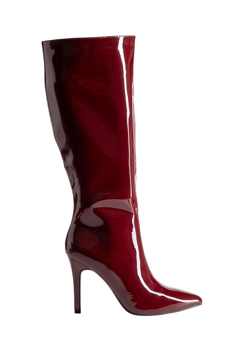 Bottines à talons aiguilles bordeaux, arrivant jusqu'aux genoux, avec un bout pointu et une texture lisse. Elles présentent un design ajusté et des lignes élégantes et épurées.