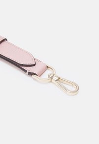 Rosa läderrem med en strukturerad yta, prydd med detaljer i guldtonad metall och en spänne, utformad för hållbarhet och stil.