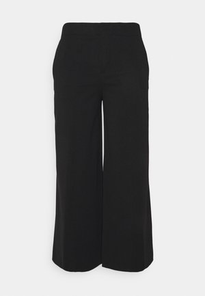 Zwarte cropped broek met wijde pijpen, een hoge taille en zijzakken, weergegeven tegen een lichtgrijze achtergrond.