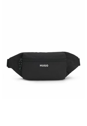 Schwarze rechteckige Bauchtasche mit Frontreißverschlusstasche und dem weißen "HUGO"-Logo, das mittig auf der Vordertasche platziert ist.