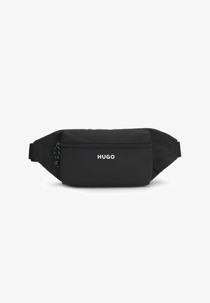 Zwarte rechthoekige heuptas met een voorvak met ritssluiting en het "HUGO"-logo in wit, gecentreerd op het voorvak.