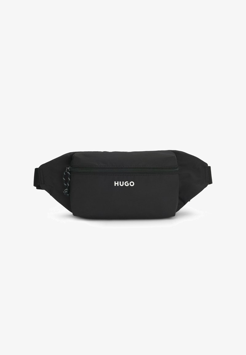 Sort rektangulær bæltetaske med lynlåslomme foran og "HUGO"-logo i hvidt centreret på forlommen.