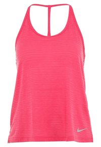 Różowy sportowy top na ramiączkach z raseterowym wykończeniem, teksturowana tkanina i subtelne szare logo Nike na dolnym prawym boku.