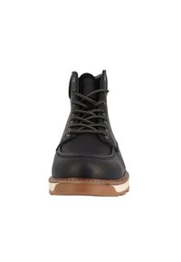 Stivale alla caviglia in pelle nera con punta tonda, lacci grigi e suola in gomma marrone chiaro. Presenta dettagli cuciti e un occhiello per il tiraggio sul retro.
