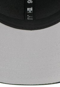 Grauer Hut mit schwarzem Schirm. Verfügt über einen strukturierten Stoff, Innenlabels und einen kontrastierenden grünen Unterseite des Schirms. Klassisches Design.