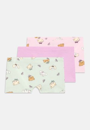 Tre paia di pantaloni corti di cotone: un paio verde menta con illustrazioni di animali, un paio rosa con schemi simili e un paio di un rosa chiaro uniforme.