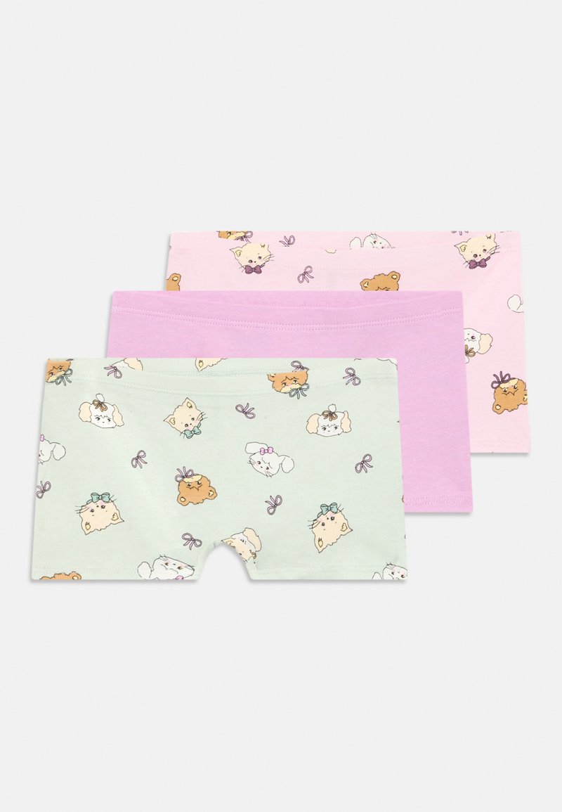 Τρία ζευγάρια βαμβακερές βερμούδες: μία μέντα πράσινη με ζωγραφιστά ζώα, μία ροζ με παρόμοια σχέδια και ένα εντελώς ανοιχτό ροζ ζευγάρι.