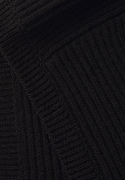 Melnas ribveidīgas adītas audums ar teksturētu rakstu, kur gludās un izcilās daļas rada dimensiju uz virsmas.