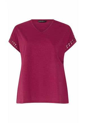 Magenta kortærmet top med V-hals og dekorative udsnit af blonder langs ærmekanterne.