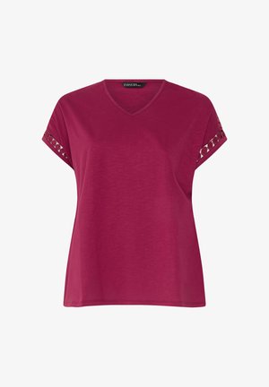 Krótki rękaw magentowego topu z dekoltem w serek i ozdobnymi wytłaczanymi koronkowymi detalami na krawędziach rękawów.