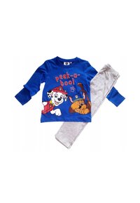 Blauwe lange mouw shirt met "Peek-a-boo!" illustratie van twee cartoonhonden, gecombineerd met lichtgrijze broek. Stof is een zachte katoenmix.