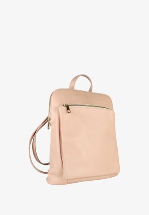 Sac à dos en cuir rose clair avec une poche zippée à l'avant, tirettes de fermeture éclair couleur or, bretelles réglables et une poignée sur le dessus, sur fond blanc.