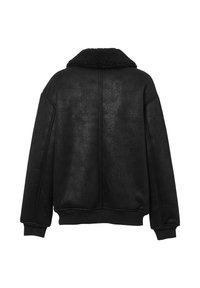 Schwarze Kunstlederjacke mit einer strukturierten Oberfläche, einem Lammfellkragen und gerippten Bündchen. Das Design ist entspannt mit einer verkürzten Silhouette.