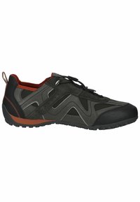 Sneaker grigio scuro e nero con dettagli arancioni, modelli a onde e sistema di regolazione dei lacci, mostrato dal lato esterno su uno sfondo bianco.