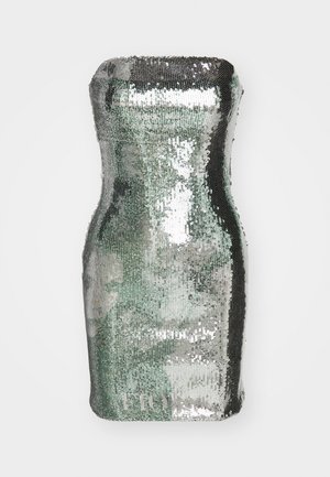 Sylinderformet veske dekket med paljetter i sølv- og grønnnyanser, med en glatt tekstur og reflekterende overflate, og en buet silhuett.