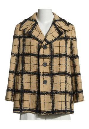 Manteau beige avec un grand motif à carreaux noirs, large col à revers et trois boutons noirs à l'avant sur un mannequin blanc.