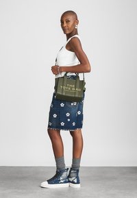 MARC JACOBS THE SMALL TOTE - Kabelka - forest