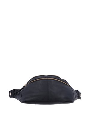 Schwarze Leder-Gürteltasche mit zwei Reißverschlussfächern und verstellbarem Riemen mit Druckknopfverschluss auf weißem Hintergrund.