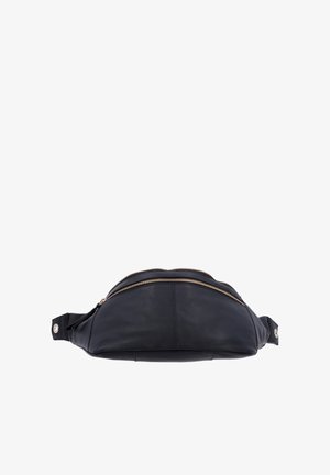 Sac banane en cuir noir avec deux compartiments zippés et sangle ajustable avec fermetures pression sur fond blanc.