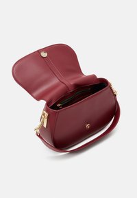 Tommy Hilfiger HERITAGE SADDLE BAG - Käekott - rouge