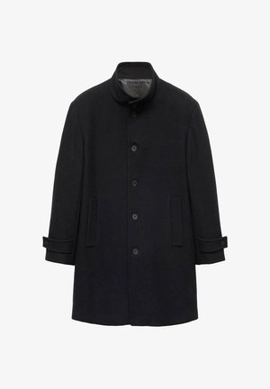 Černý vlněný kabát s vysokým límcem, předním zapínáním na knoflíky, dvěma postranními kapsami a ohrnutými rukávy. Hladká textura a minimalistický design.