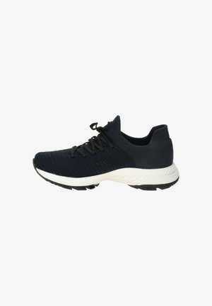 Schwarzer Sneaker aus Strickstoff mit sockenartigem Knöchelkragen, schwarzen Schnürsenkeln, weißer gepolsterter Sohle und schwarzer profillierter Außensohle, dargestellt im rechten Profil.