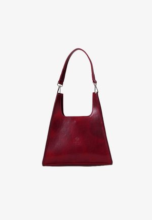 Sac à bandoulière en cuir rouge avec un design géométrique, doté d'une large ouverture en haut et d'une texture lisse. Des accents en métal argenté sont présents.
