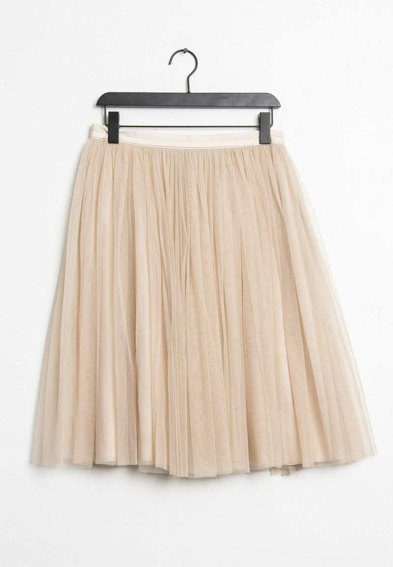 Jupe en tulle plissée beige longueur genou avec une ceinture souple, suspendue sur un cintre en plastique noir sur fond blanc.