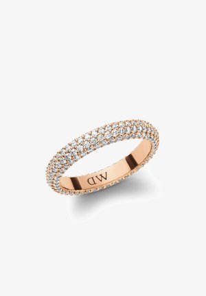 Rožinio aukso žiedas su juosta, papuošta keliais skaidriais brangakmeniais. Yra sklandus vidus ir viduje išgraviruotas logotipas.