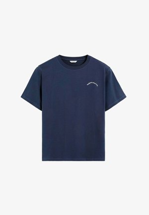 Marineblauw katoenen T-shirt met een ronde hals en korte mouwen. Voorzien van een klein, gebogen logo in het wit aan de linkerkant. Effen kleur, geen patronen.