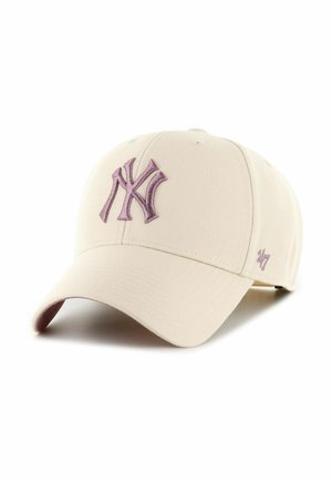Beige Baseballkappe mit gebogenem Schirm, lila besticktem, ineinandergreifendem "NY"-Logo auf der Vorderseite und "47"-Logo an der Seite.