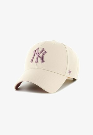Casquette de baseball beige avec une visière courbée, un logo "NY" violet entrelacé brodé à l'avant, et un logo "47" sur le côté.