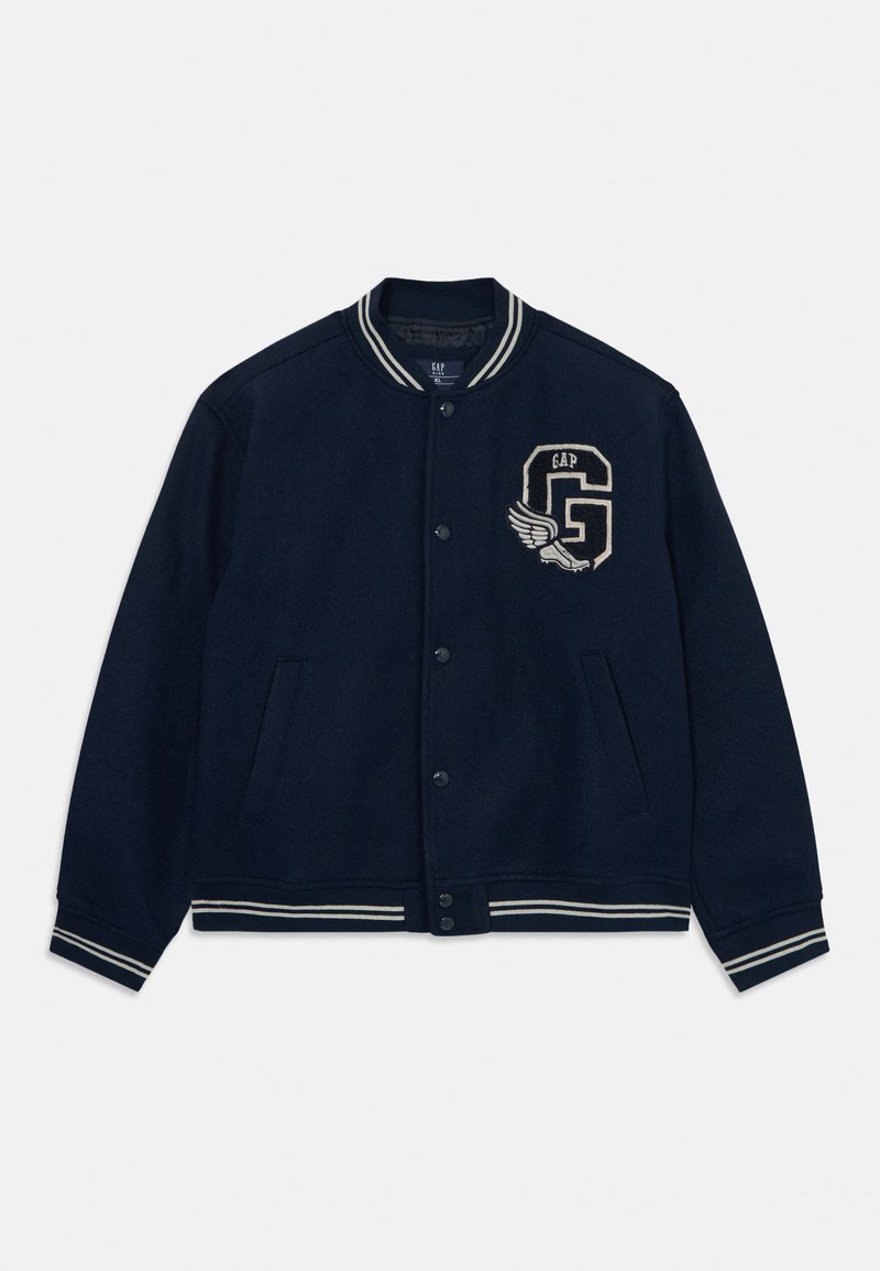 Marineblaue Collegejacke mit gestreiften Bündchen und Kragen, Druckknöpfen, Seitentaschen und einem "GAP"-Patch mit Flügelschuh-Logo auf der Brust.