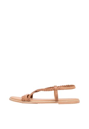 Platte beige sandaal met gevlochten leren riempjes en een slingback ontwerp op een witte achtergrond.