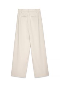 Pantalons beige à jambes larges avec une texture lisse, dotés d'une taille mi-haute, de passants de ceinture et de deux poches arrière.