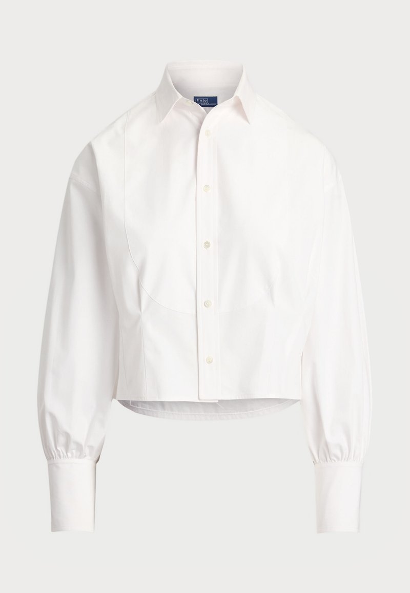 Hvid kortærmet button-up skjorte lavet af bomuld. Har spidse kraver, lange puffærmer og subtile buede sømme. Klassisk design.