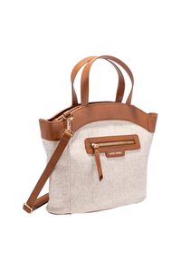Borsa a spalla in tessuto beige con accenti in pelle marrone. Presenta manici superiori, una tracolla staccabile e una tasca frontale con zip e hardware dorato.