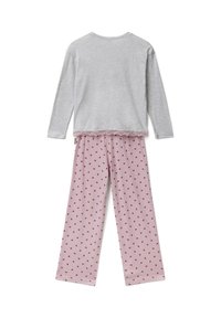 Top gris de manga larga con encaje y pantalones de pijama rosa con un patrón de corazones en un rosa más oscuro. Tejido suave con un corte relajado.