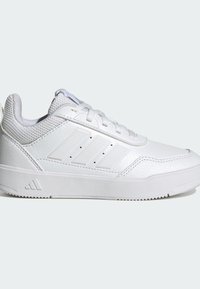 Zapatilla deportiva blanca con parte superior de cuero texturizado y malla, con tres franjas, cordones planos y suela de goma.